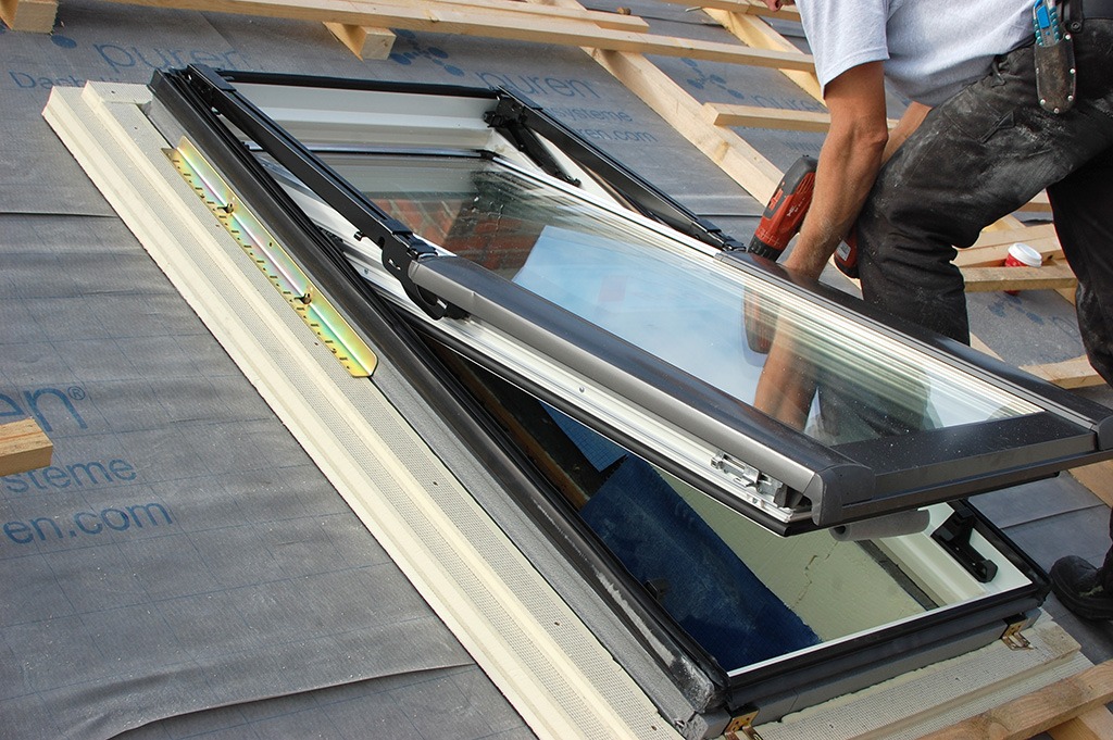 Dachdecker tauscht Dachfenster aus